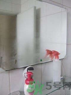 家里地板返潮怎么辦？墻上流水是怎么回事？