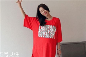 紅色t恤衫配什么褲子？紅色t恤這樣搭配褲子