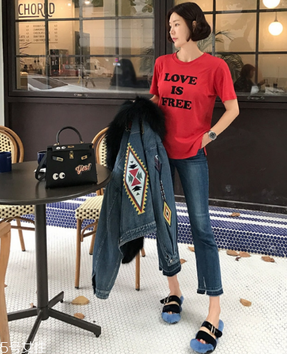 紅色t恤衫配什么褲子？紅色t恤這樣搭配褲子