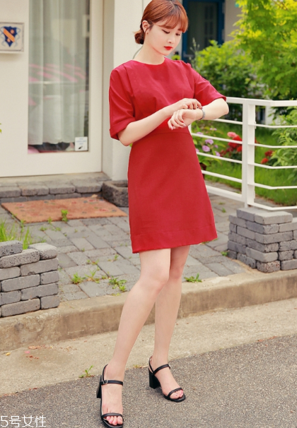 紅色連衣裙配什么鞋子好看？紅色連衣裙搭配鞋子示范
