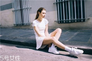 小白鞋磨腳后跟怎么辦？小白鞋磨腳問題輕松解決