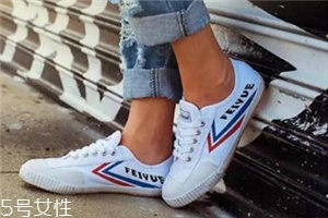 小白鞋前面擠腳怎么辦？小白鞋前面擠腳解決方法
