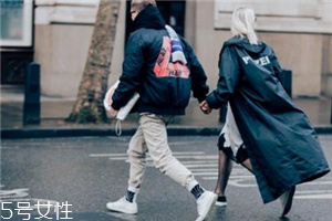 小白鞋染了黑色怎么辦？小白鞋染了黑色清洗方法