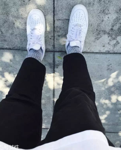 小白鞋上的泥怎么去除？小白鞋上的泥點清洗方法