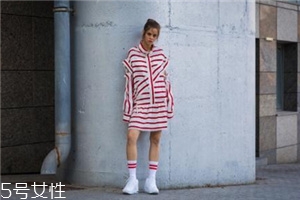 小白鞋沾墨水了怎么辦？小白鞋上的墨水去除方法