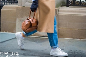 小白鞋蹭出黑條怎么辦？小白鞋黑印清洗方法