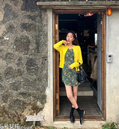 碎花連衣裙配什么外套？碎花連衣裙搭配外套圖片
