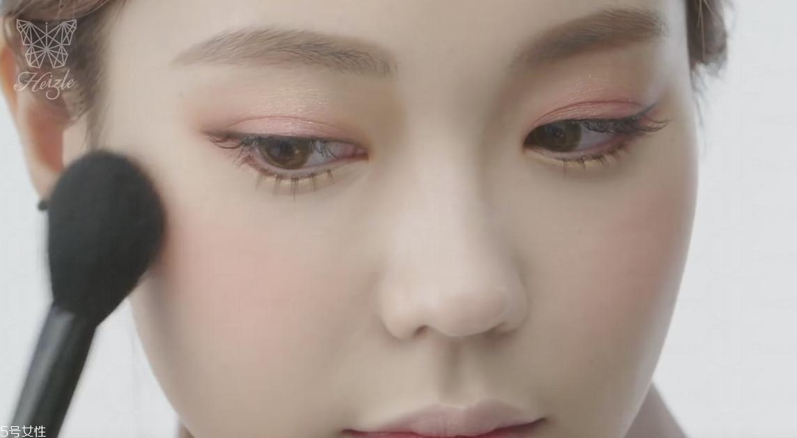 優(yōu)雅氣質(zhì)妝容教程 氣質(zhì)典雅妝容教學