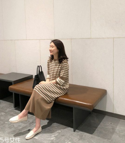 條紋連衣裙配什么鞋子？條紋連衣裙搭配鞋子圖片