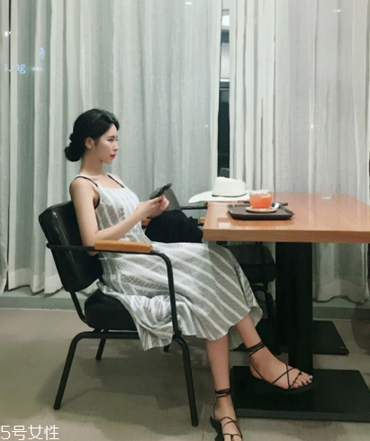 條紋連衣裙配什么鞋子？條紋連衣裙搭配鞋子圖片