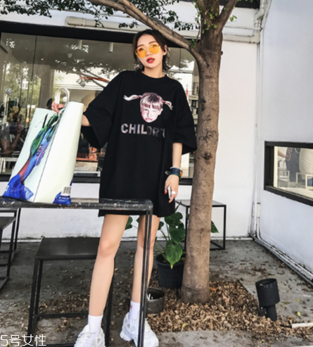 長(zhǎng)款t恤如何搭配？長(zhǎng)款t恤搭配技巧