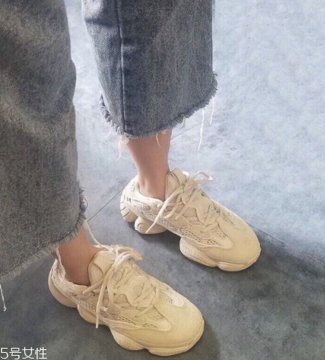 yeezy 500偏碼嗎？yeezy 500鞋碼標準嗎