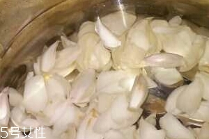 新鮮百合能泡水喝嗎？新鮮百合泡水好嗎？