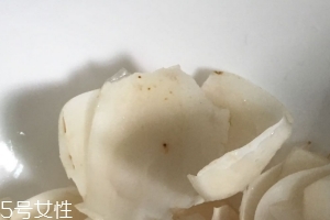 新鮮百合可以燉雞嗎？新鮮百合燉雞好吃嗎？