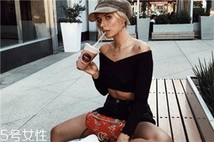 鎖骨鏈怎么搭配？鎖骨鏈搭配衣服技巧