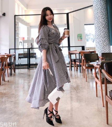 格子連衣裙搭配什么鞋子？格子連衣裙搭配技巧