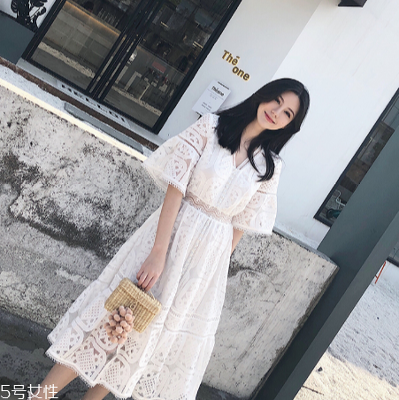 白色連衣裙怎么搭配？白色連衣裙搭配技巧