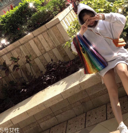 ashish彩虹亮片包多少錢？ashish彩虹亮片包價格