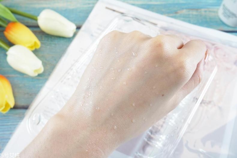 雅詩蘭黛晶透沁白防曬搖搖乳成膜快嗎？適合油痘皮嗎？