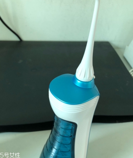 沖牙器和牙線哪個(gè)好？沖牙器和牙線的優(yōu)缺點(diǎn)