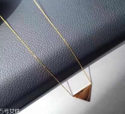 項鏈可以戴著睡覺嗎？項鏈睡覺戴好不好