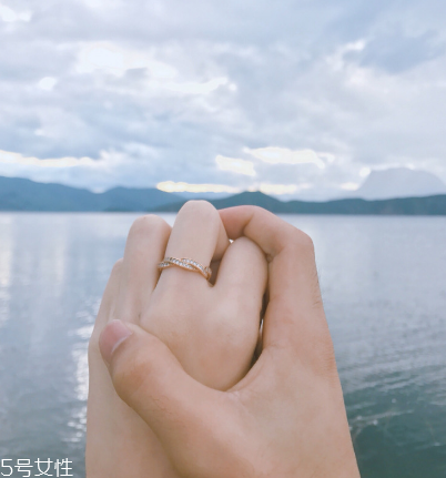 戒指戴中指是什么意思？戒指戴中指代表什么含義