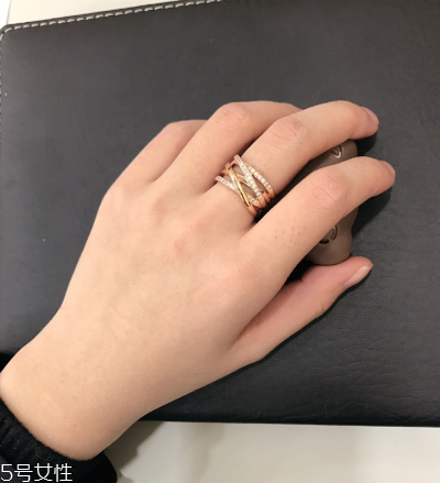 戒指戴小指是什么意思？戒指戴小指代表什么含義