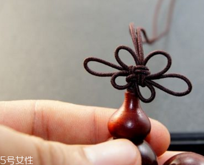 手鏈上的中國結(jié)怎么編？手鏈上的中國結(jié)編法教程