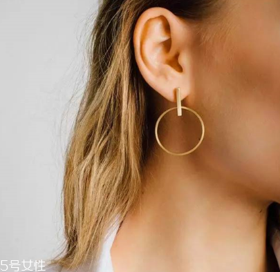 耳環(huán)可以戴著睡覺嗎？耳環(huán)能不能戴著睡覺