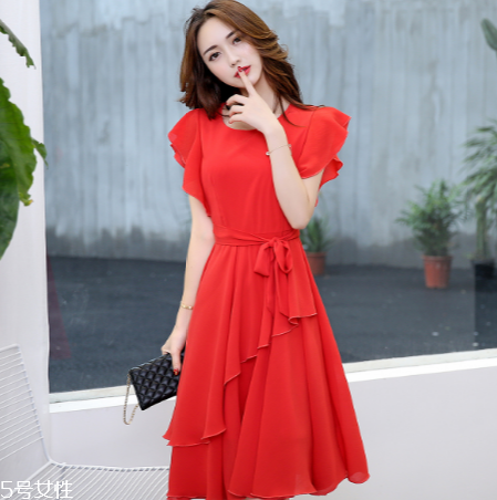 夏天穿什么顏色衣服顯白？夏天最顯白的衣服顏色