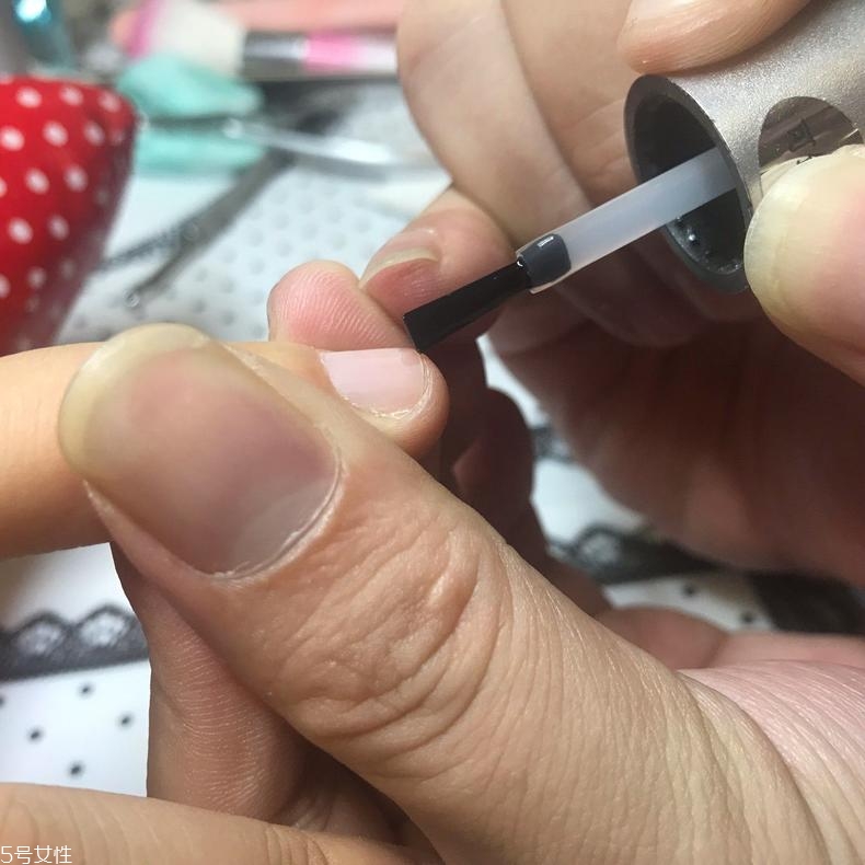 短指甲怎么上色？短指甲上色詳細步驟
