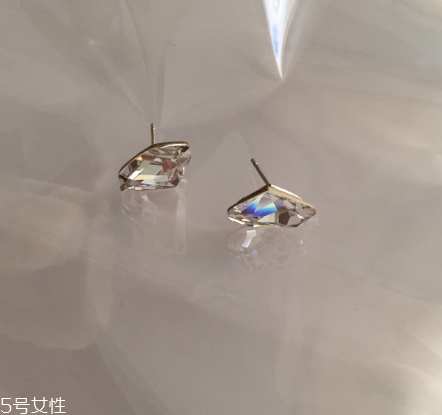 耳釘可以用鹽水消毒嗎？耳釘用鹽水消毒有用嗎