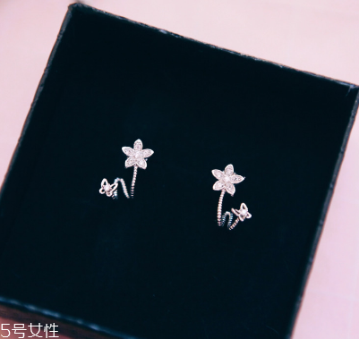 耳釘可以用鹽水消毒嗎？耳釘用鹽水消毒有用嗎