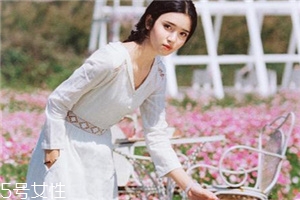 小白裙怎么搭配？小白裙搭配技巧
