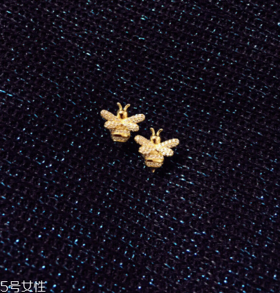 耳釘有血跡怎么清洗？耳釘上的血跡用什么洗？