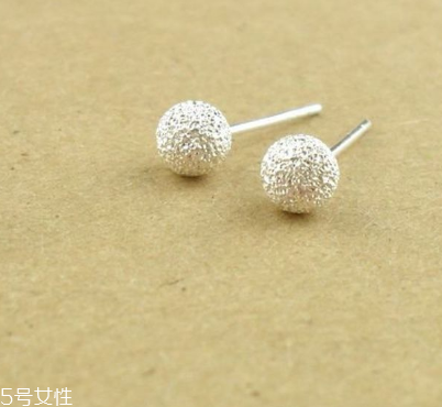 耳釘一定要打耳洞嗎？耳釘要有耳洞嗎？