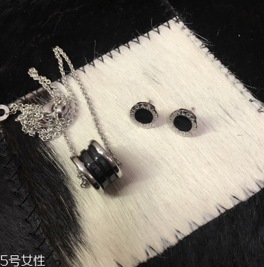 耳釘上有綠東西是什么？耳釘變綠了怎么清洗？