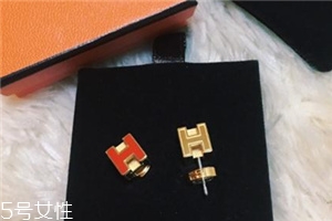 耳釘上有綠東西是什么？耳釘變綠了怎么清洗？