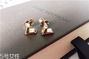耳釘穿不過去怎么辦？耳釘卡在中間怎么處理？