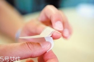 創(chuàng)可貼可以貼痘痘嗎？創(chuàng)可貼貼痘痘好嗎？
