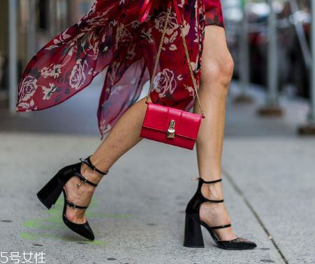 復(fù)古風(fēng)衣服配什么鞋子？復(fù)古風(fēng)搭配什么鞋子好看？
