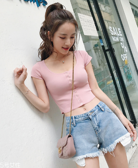 今年夏天流行什么露臍裝？今夏最火的露臍裝搭配