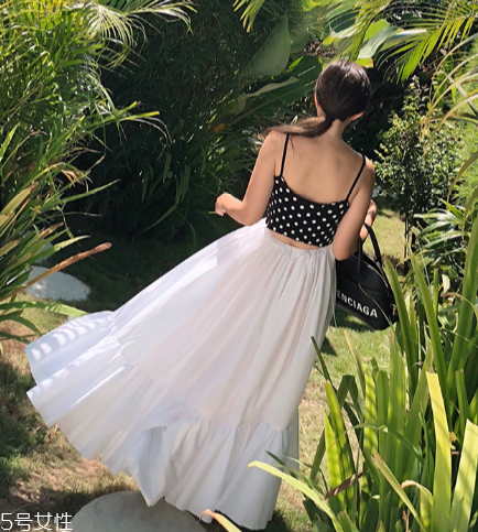 今年夏天流行什么露臍裝？今夏最火的露臍裝搭配