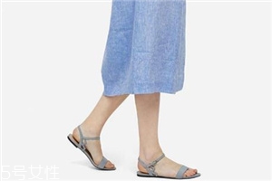 腳寬的人適合穿什么涼鞋？腳胖穿什么涼鞋好看？