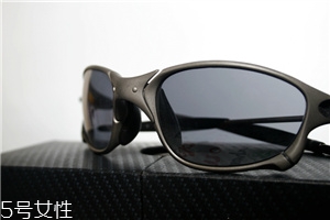 oakley是奢侈品牌嗎？歐克利屬于奢侈品嗎？
