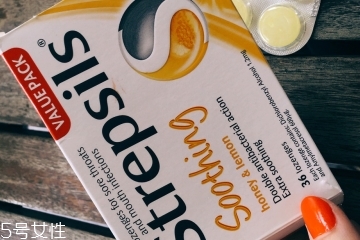 strepsils是什么藥？strepsils治什么?。?></p><h3>使用心得</h3><p>奧克蘭的冬天多雨潮濕陰冷，不小心就中招了。喉嚨痛、扁桃腺發(fā)炎了。作孽啊 喝口水都痛，約家庭醫(yī)生 好吧 2周以后 我不知道還活著不，還好當(dāng)?shù)厝送扑]了
strepsils的蜂蜜潤喉糖 這款有消炎殺菌效果 好吃的蜂蜜糖 沒有任何藥物 比西瓜霜霜含片好吃一百倍，好神奇 吃了兩天喉嚨不痛了 太贊了
要知道我在國內(nèi)沒有抗生素是壓不下去的 現(xiàn)在還會隨身帶 吃了火鍋呀 辣的東西 我都會來一顆，每次一粒就可以了 一天別超過4粒 這貨還有止咳
治理咽喉炎等作用。老公也讓我回國帶些回去 他自己一直吸煙，有慢性咽炎 也可以送他們的兄弟，當(dāng)然還有老爸也要。</p><p style=