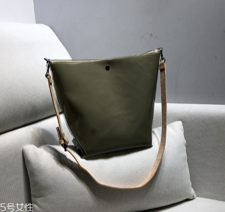 穿裙子背什么包包好看？穿裙子適合背什么包？