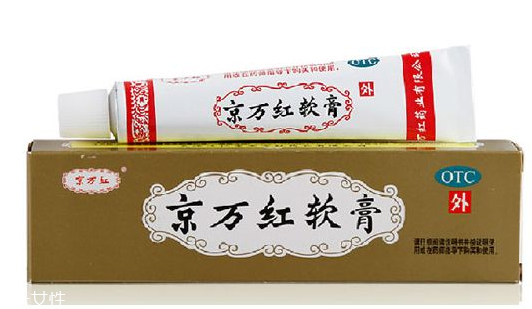 京萬紅軟膏的用途 京萬紅軟膏治什么?。?></p><h3>燙傷小知識</h3><p>由于低溫燙傷常發(fā)生在人體下肢。一般情況下，皮膚與低溫熱源短時間接觸，僅造成真皮淺層的水皰型燙傷，但如果低溫熱源持續(xù)作用，就會逐漸發(fā)展為真皮深層及皮下各層組織燙傷。低溫燙傷和高溫引起的燙傷不同，創(chuàng)面疼痛感不十分明顯，僅在皮膚上出現(xiàn)紅腫、水皰、脫皮或者發(fā)白的現(xiàn)象，面積也不大，燙傷皮膚表面看上去燙傷不太嚴重，但創(chuàng)面深嚴重者甚至會造成深部組織壞死，如果處理不當，嚴重會發(fā)生潰爛，長時間都無法愈合。燙傷的嚴重程度主要根據(jù)燙傷的部位、面積大小和燙傷的深淺度來判斷。燙傷在頭面部，或雖不在頭面部，但燙傷面積大、深度深的，都屬于嚴重者。</p><p style=