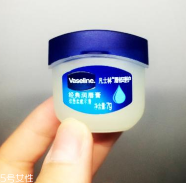 凡士林能涂指甲上嗎 凡士林涂指甲有什么好處 凡士林能涂指甲上嗎 凡士林涂指甲有什么好處