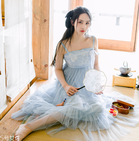 吊帶連衣裙怎么穿好看？夏季吊帶連衣裙搭配圖片